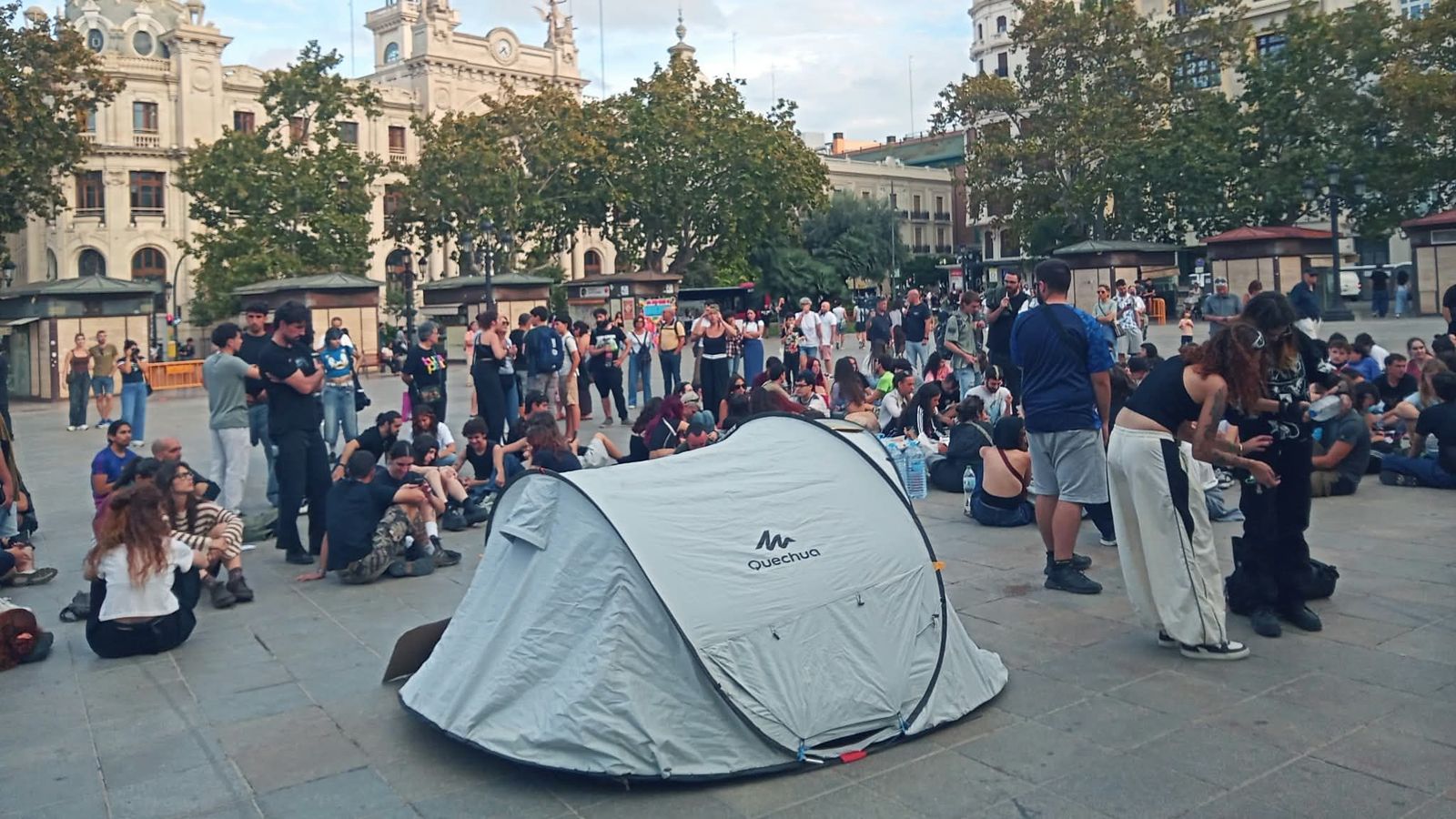 Primera tenda de campanya muntada a la plaça de l'Ajuntament de València