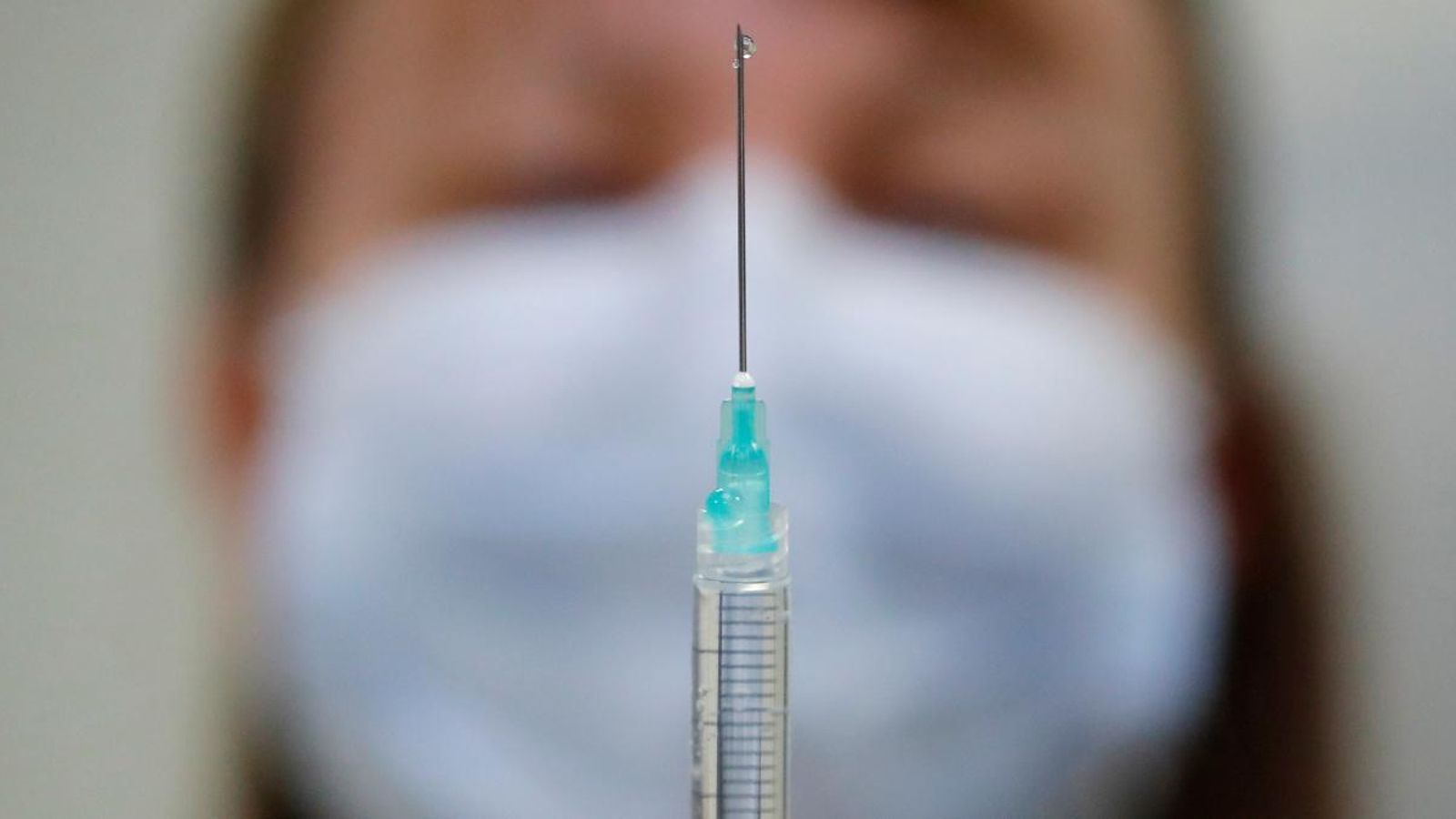 Una sanitària prepara una vacuna