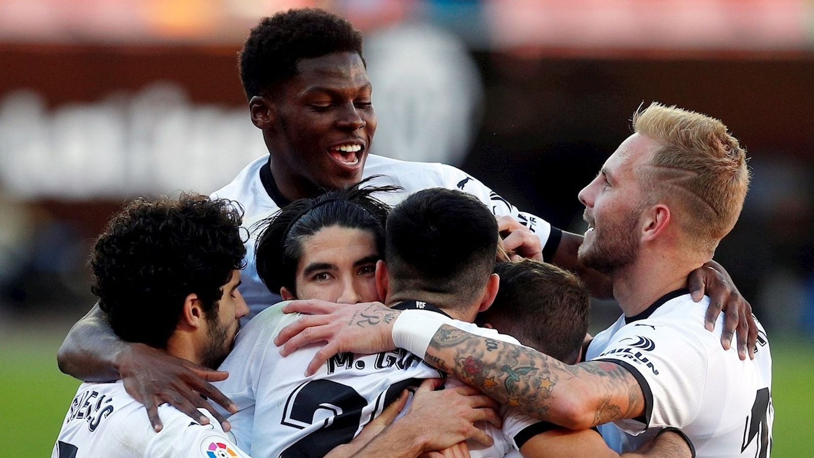 Els jugadors del València celebren el gol de Carlos Soler