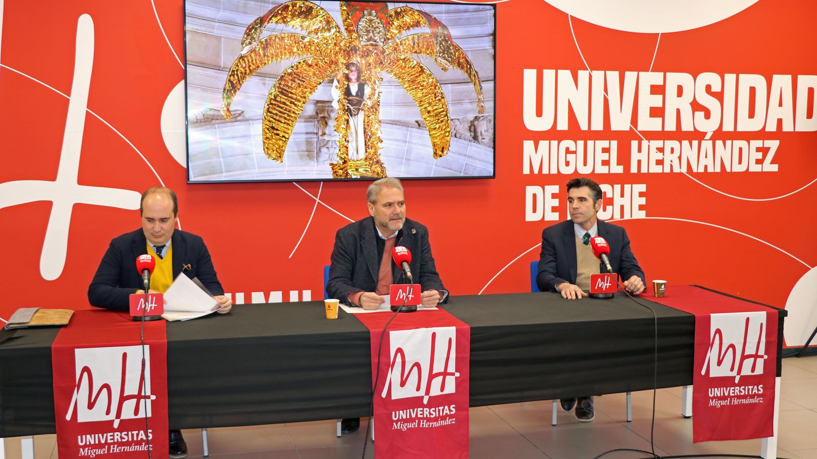 El rector de la UMH, Juan José Ruiz, i els codirectors de la Càtedra Institucional Misteri d'Elx, Óscar López i Ramón Peral