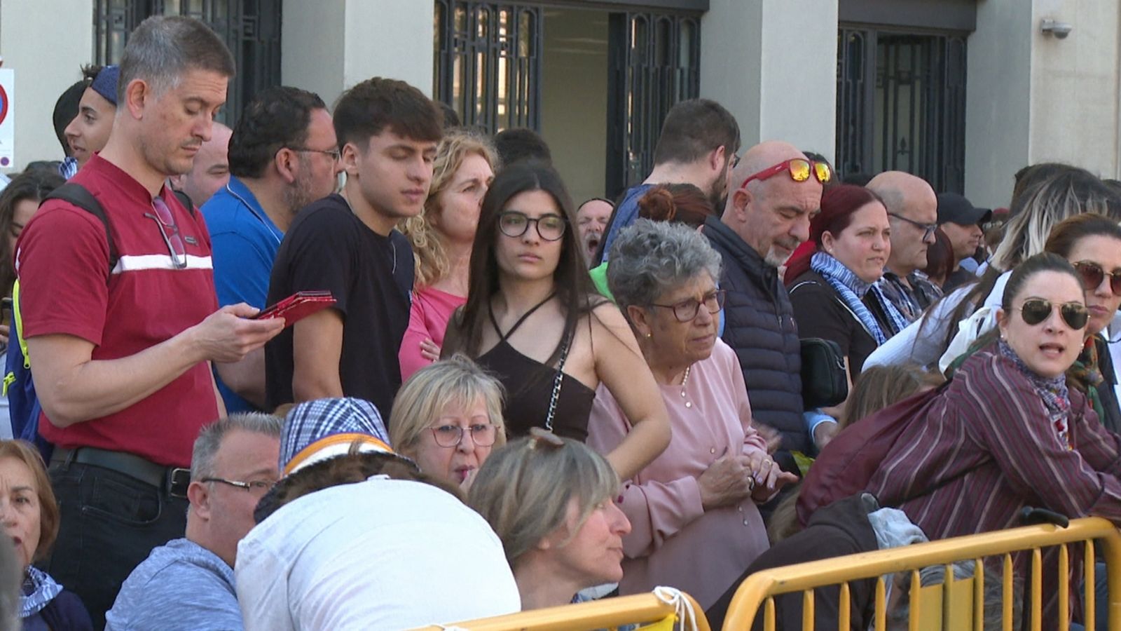 Un grup de persones espera per a vore la mascletà