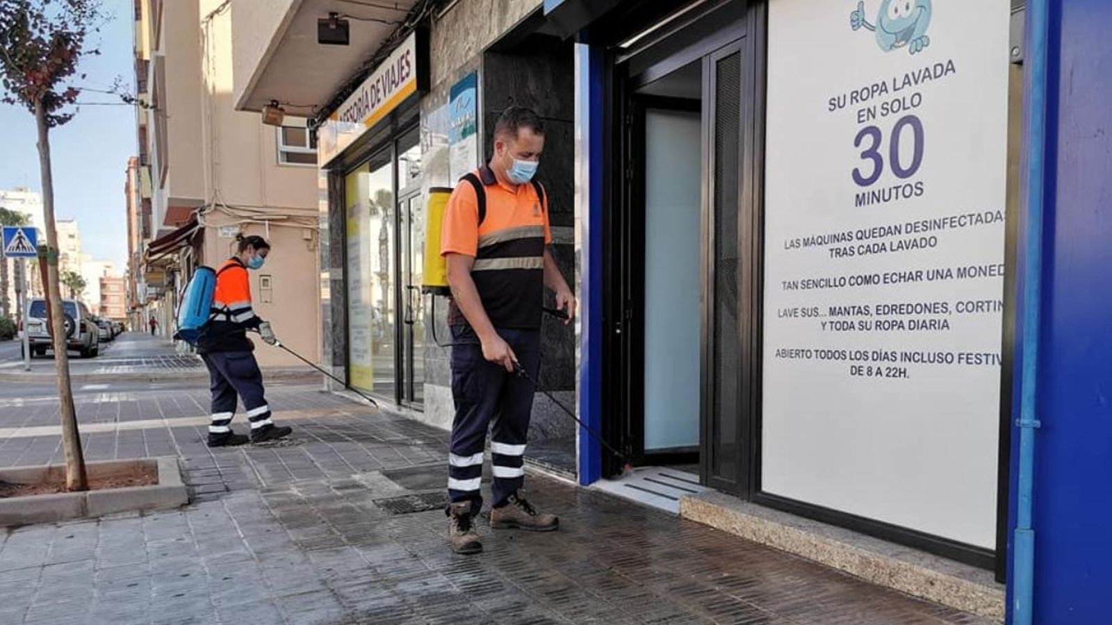 Operaris municipal fent tasques de desinfecció als carrers de Nules durant la setmana passada