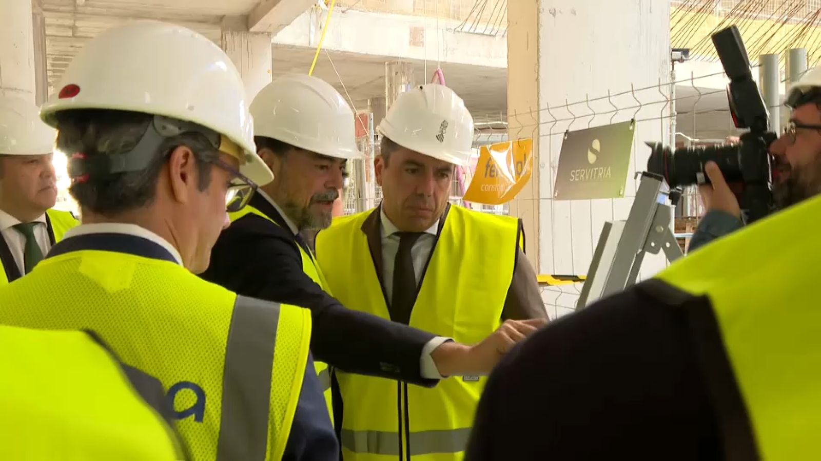 L'alcalde d'Alacant, Luis Barcala, mostra detalls de l'obra al president, Carlos Mazón