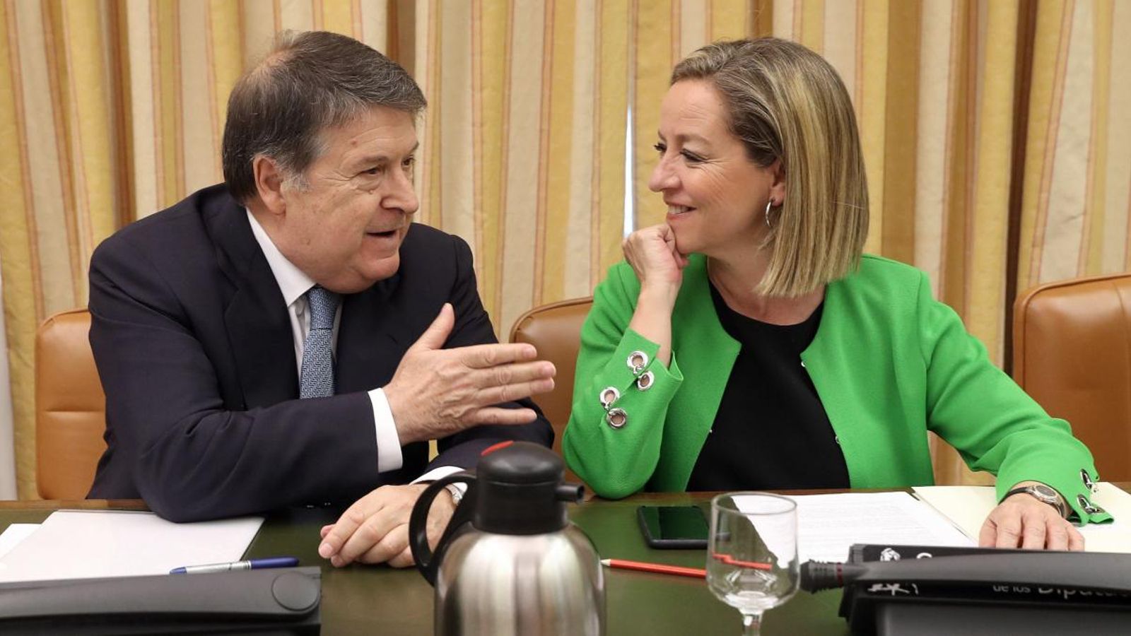 José Luis Olivas conversa amb la presidenta de la Comissió d'Investigació de la crisi financera a Espanya, Ana Oramas