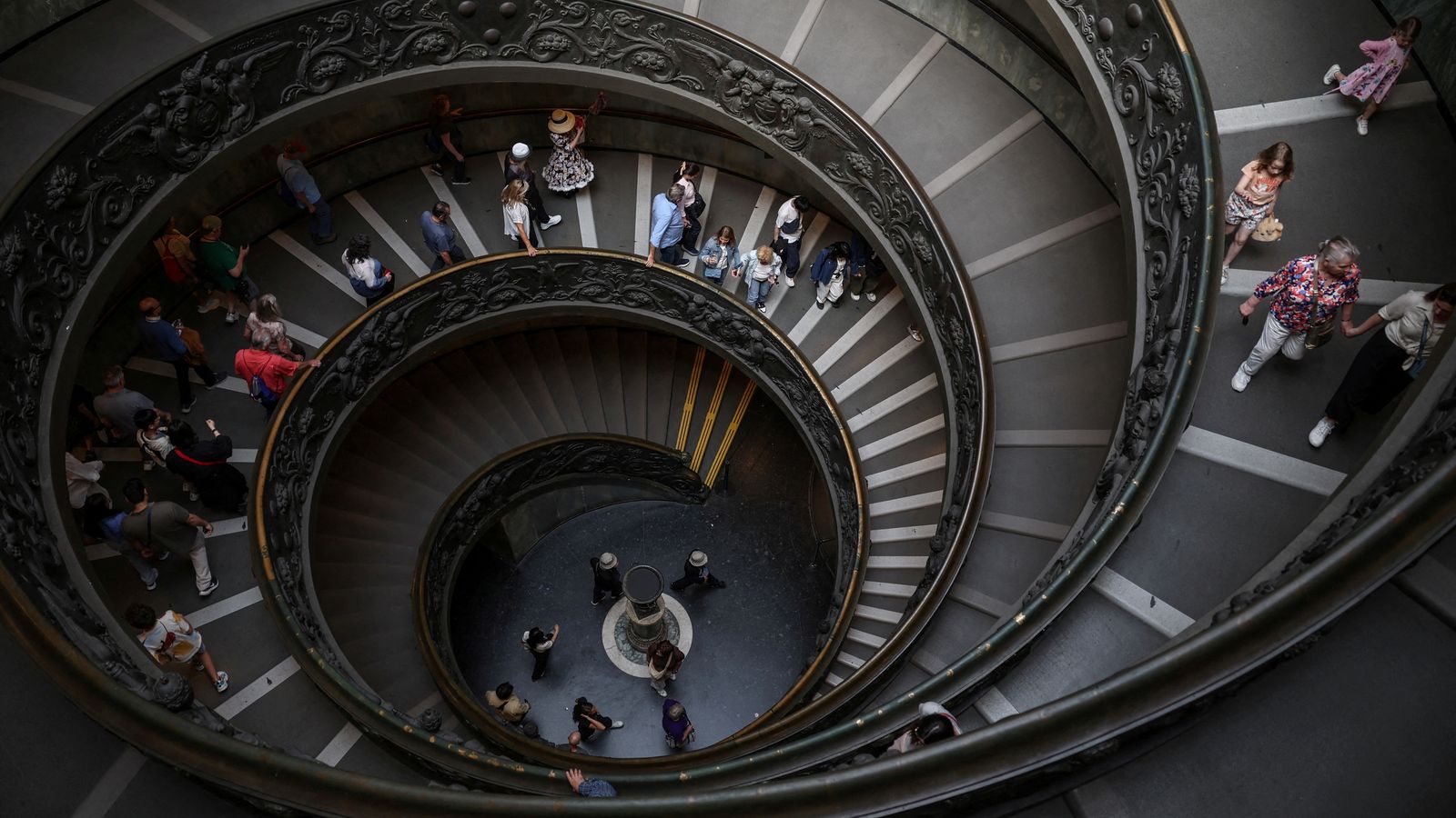 Les persones descendeixen l'escala Bramante al Museu de Vaticà durant una gira de premsa abans del conclave