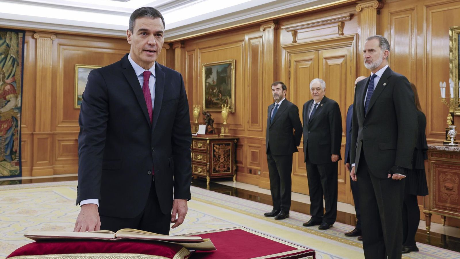 Pedro Sánchez promet el càrrec de president davant el rei i la Constitució