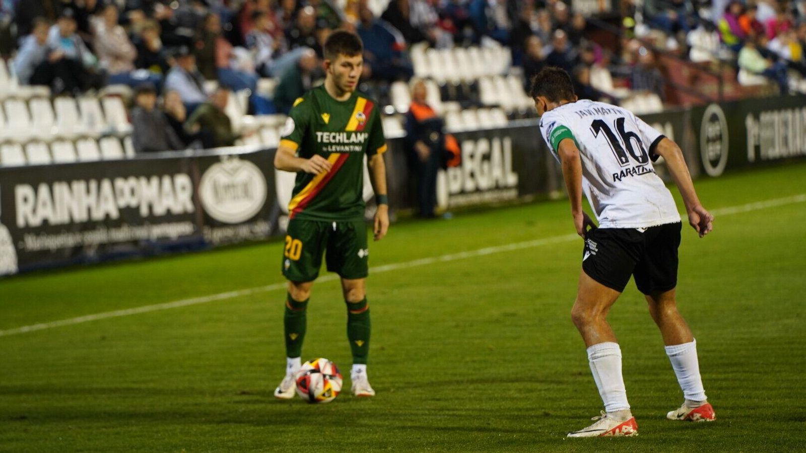 Nikita Iosifov, en una acció del partit