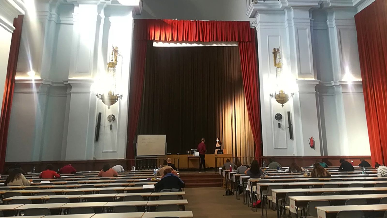 Opositors i opositores al centre territorial de la UNED a València