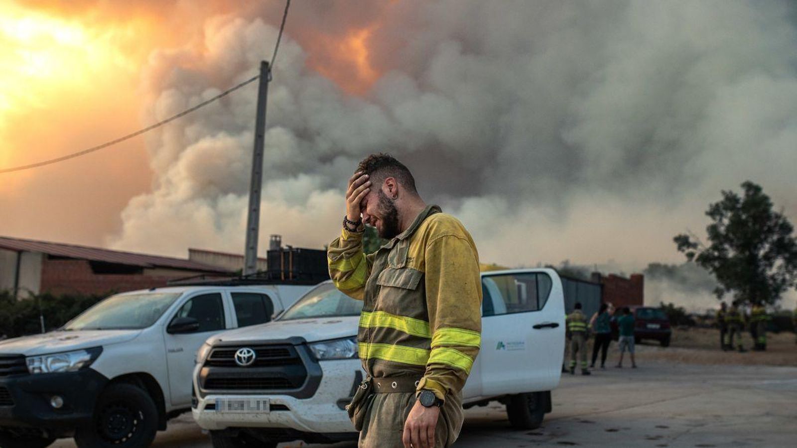 Un bomber plora en els voltants de l'incendi declarat a Losacio