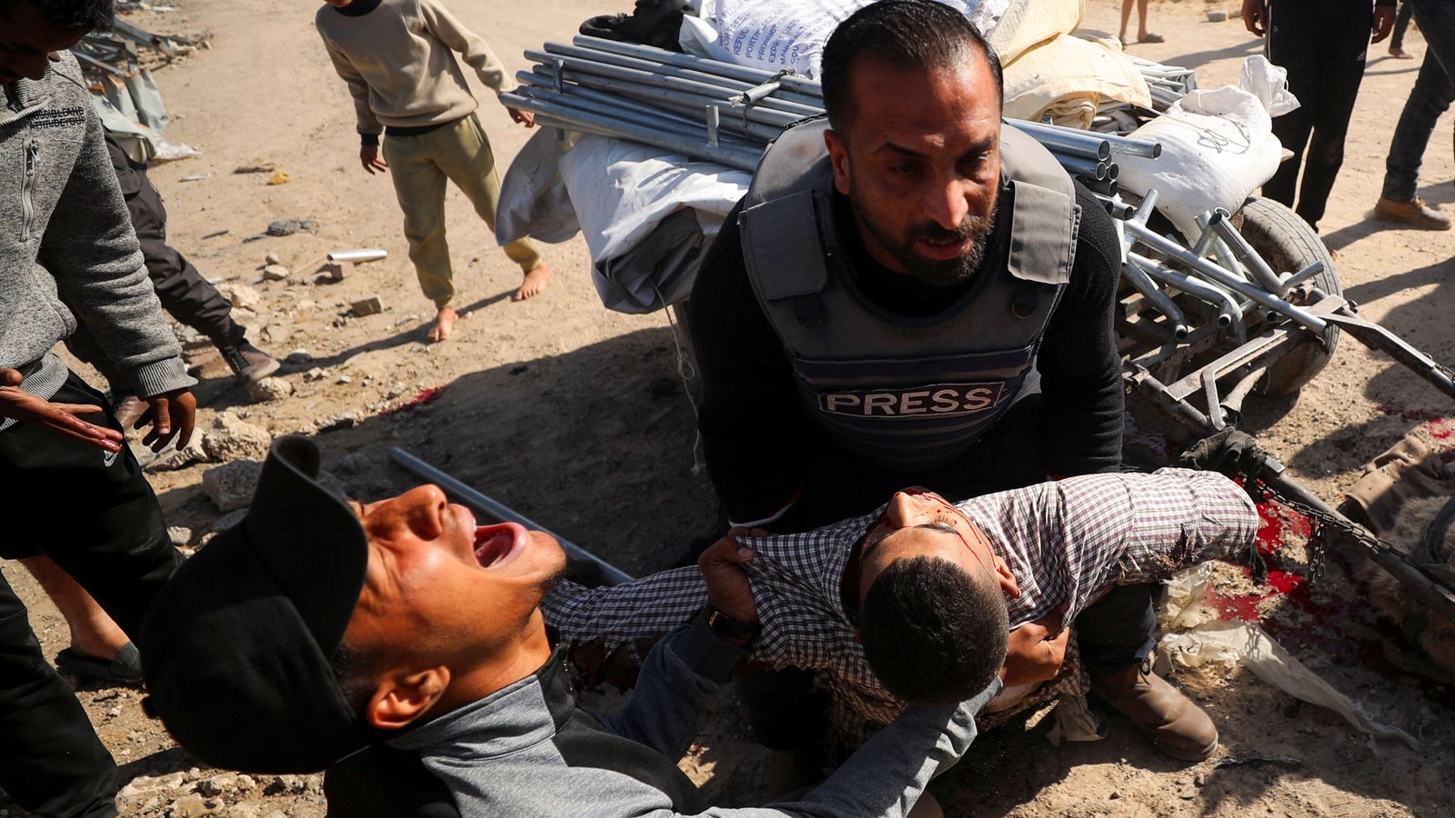 Palestins traslladen el cos de Hossam Shabat després de l'impacte d'un projectil isrelià contra el seu vehicle