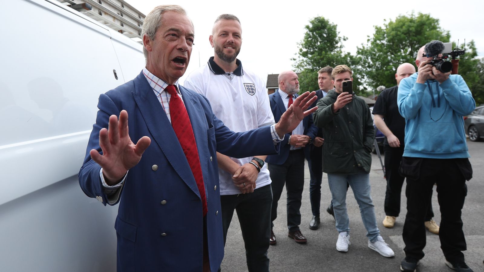 Farage parla amb els periodistes enfront d'un col·legi electoral en Wigan, el passat 18 de juny