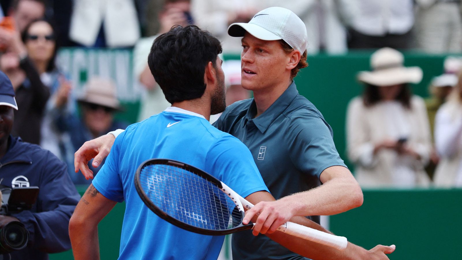 Alcaraz i Sinner s'abracen després de la final a Montecarlo