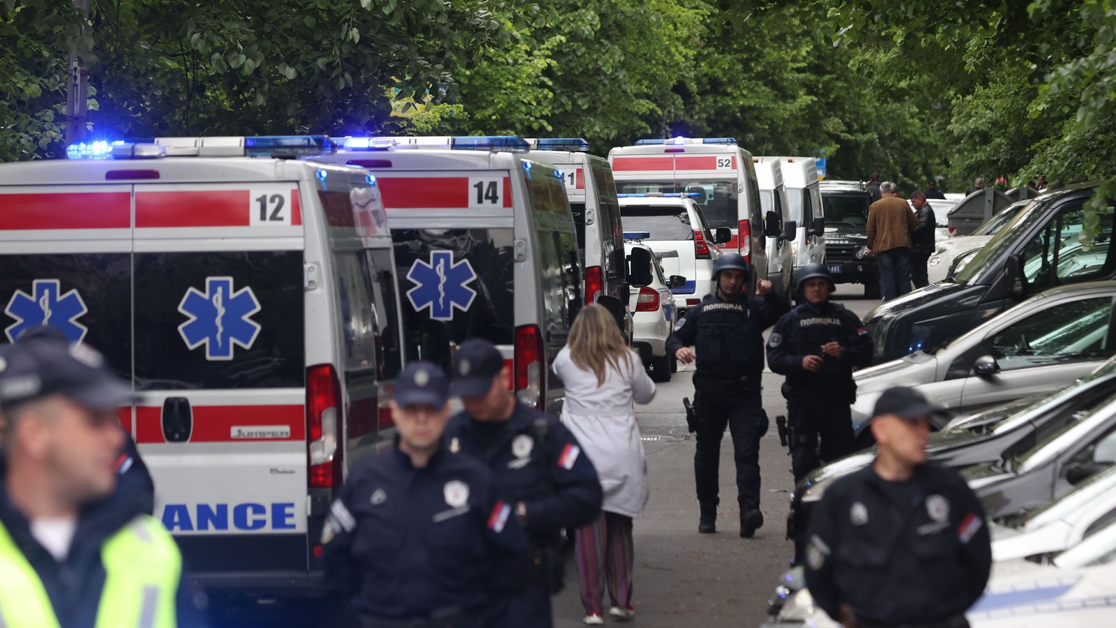 Nombroses ambulàncies en les immediacions del centre escolar on ha tingut lloc el tiroteig que ja deixa nou víctimes mortals