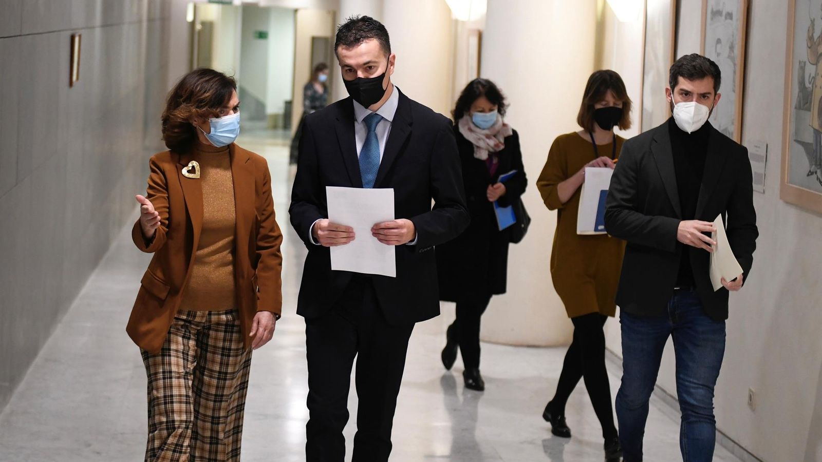 La diputada socialista Carmen Calvo i el portaveu parlamentari del PSOE, Héctor Gómez, després de presentar la PNL en el Congrés, aquest dilluns