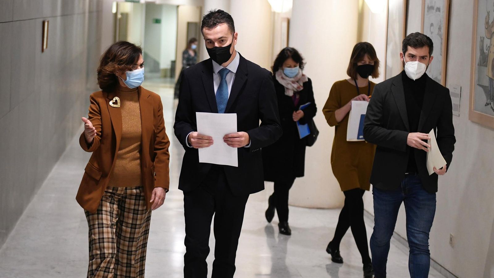 La diputada socialista Carmen Calvo i el portaveu parlamentari del PSOE, Héctor Gómez, després de presentar la proposició al Congrés, aquest dilluns La diputada socialista Carmen Calvo i el portaveu parlamentari del PSOE, Héctor Gómez, després de presentar la PNL en el Congrés, aquest dilluns