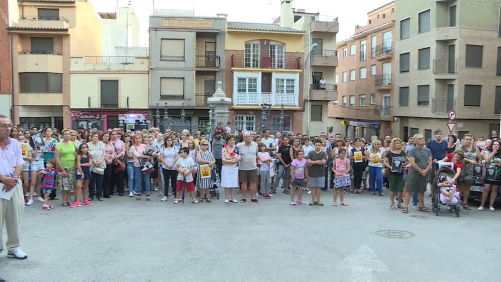 Concentració per la víctima enfront del consistori municipal