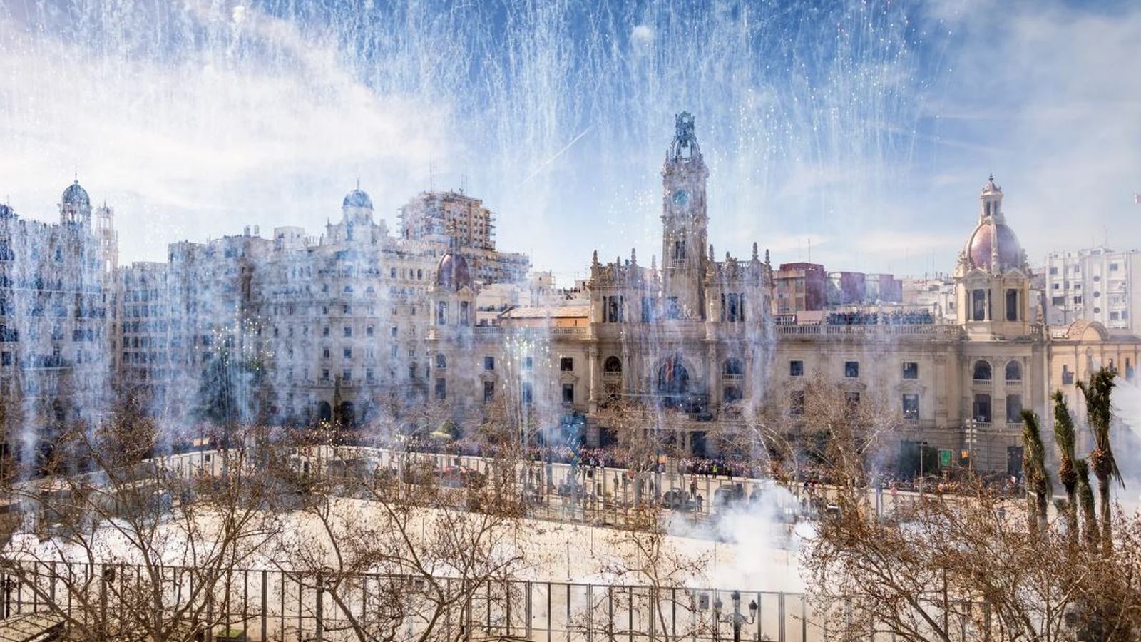 Imatge d'arxiu de la mascletà a la plaça de l'Ajuntament de València / ©Microfilm-Antuan Hernandez / ©VisitValencia