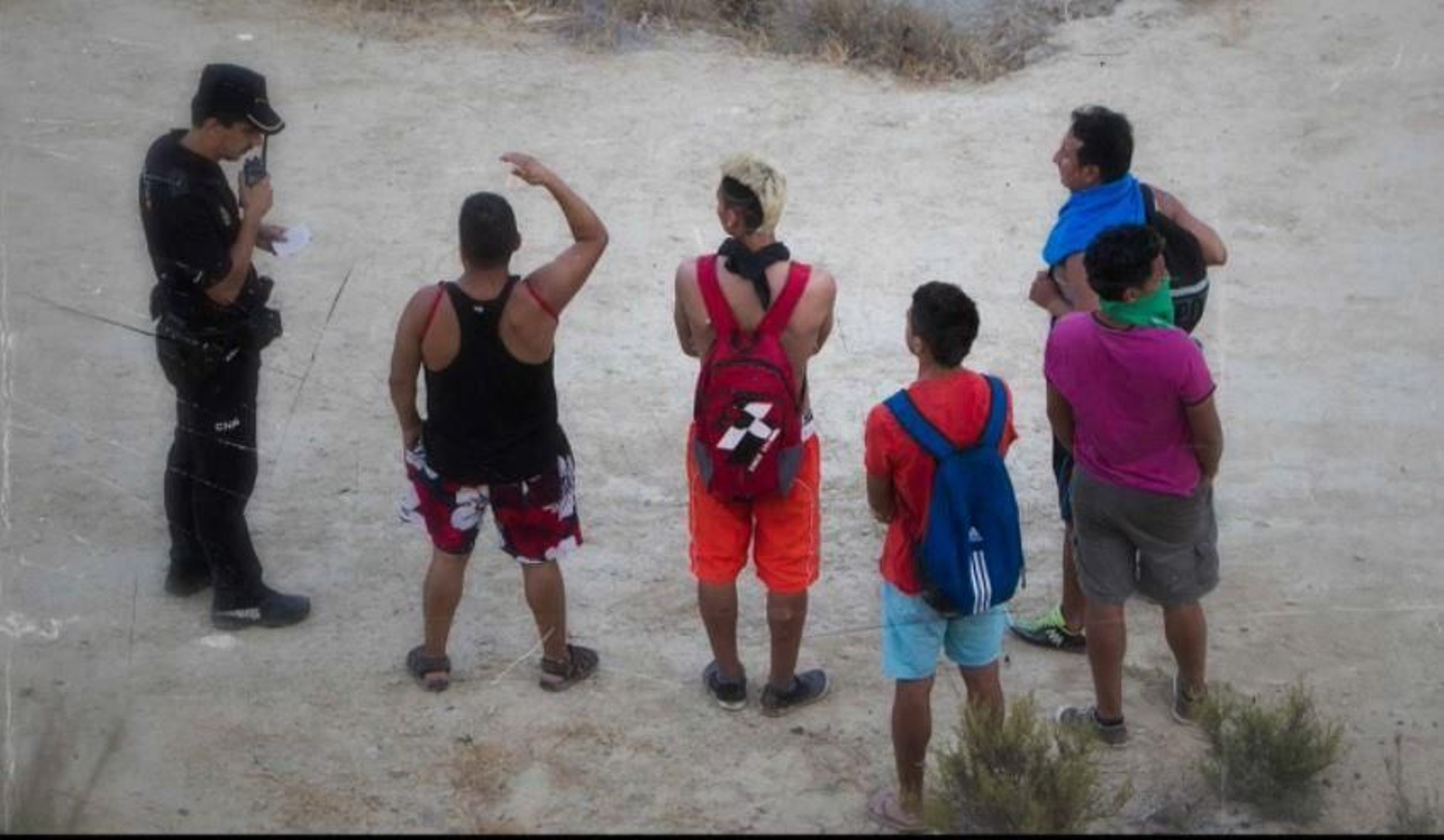 Imatge del dia en què es va trobar la maleta a la llacuna de Rabassa