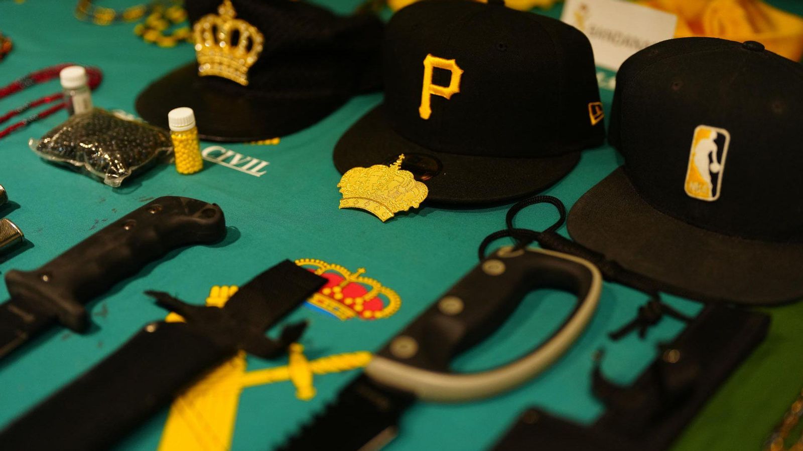 Elements incautats als integrants del Latin King detinguts i que ha mostrat la Guàrdia Civil aquest dilluns, quan ha donat els detalls de l'operació