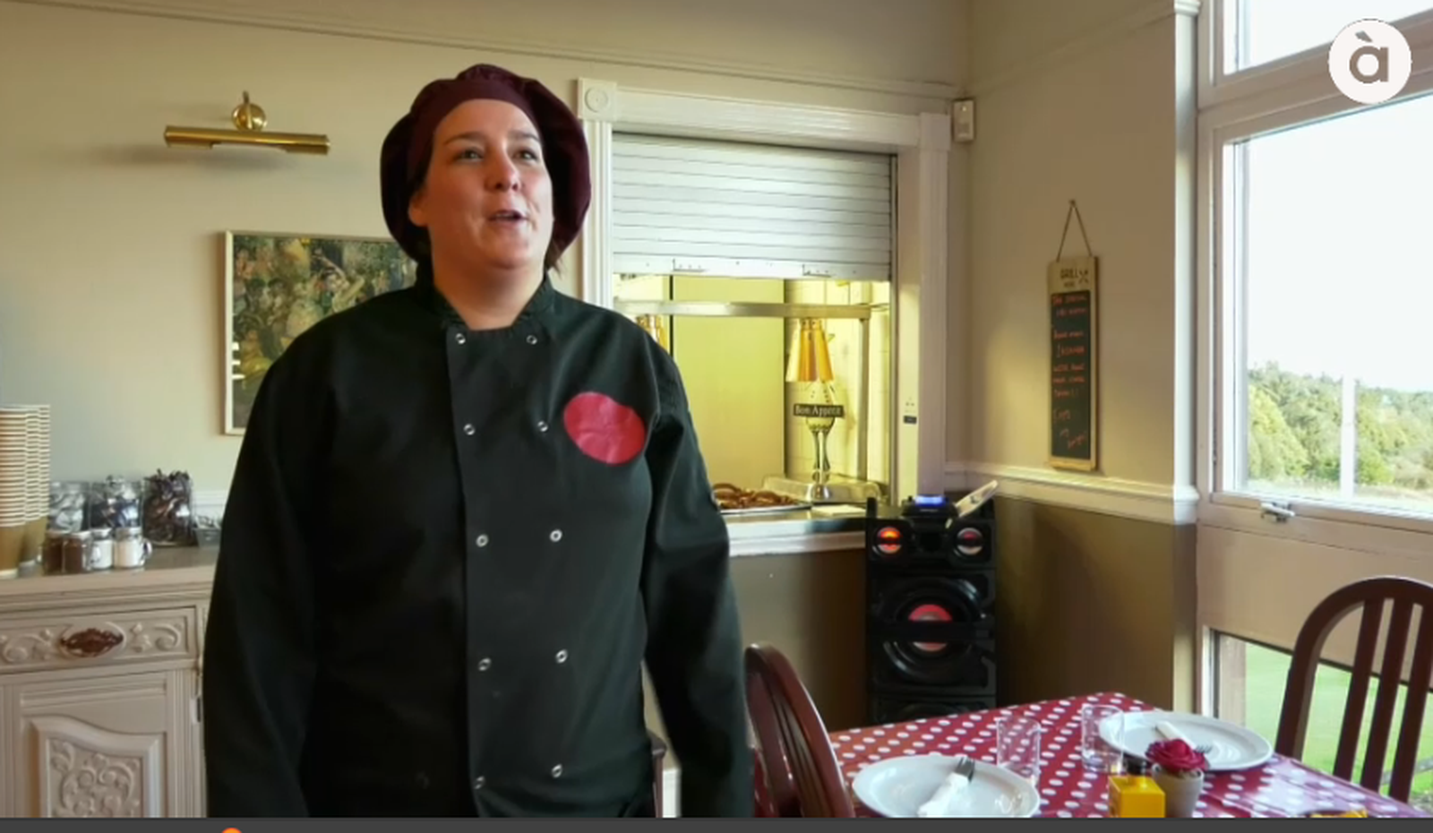 Alicia al seu luminós restaurant molt prop de la natura