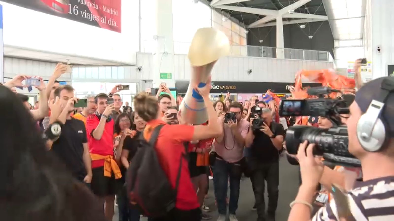 Arriba del València Basket a l'estació de Sorolla