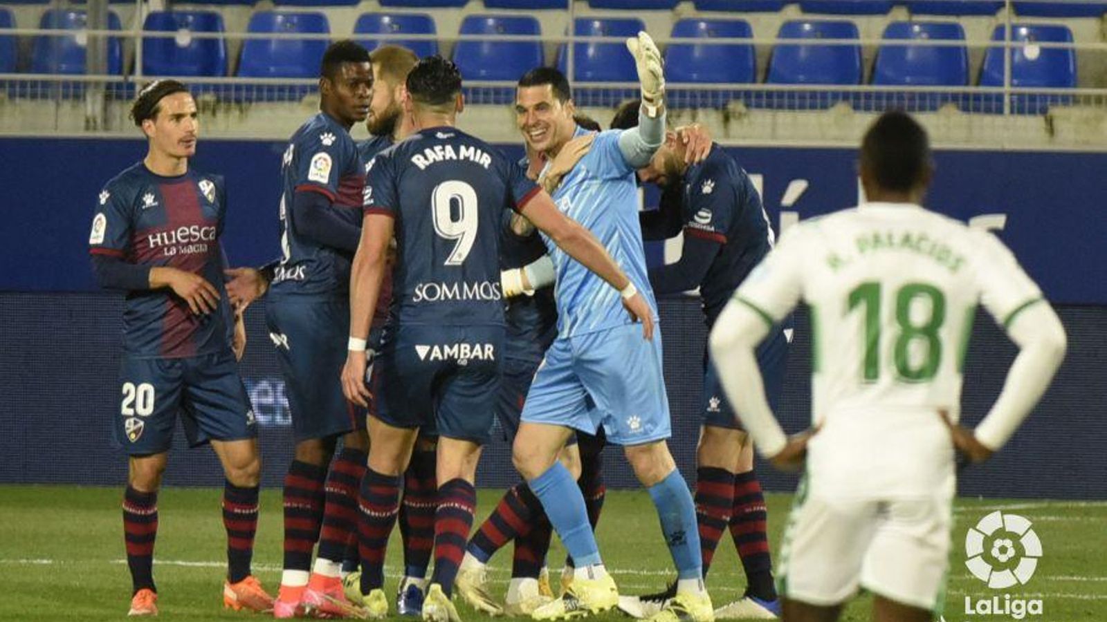 Els jugador de l'Osca celebren un dels gols