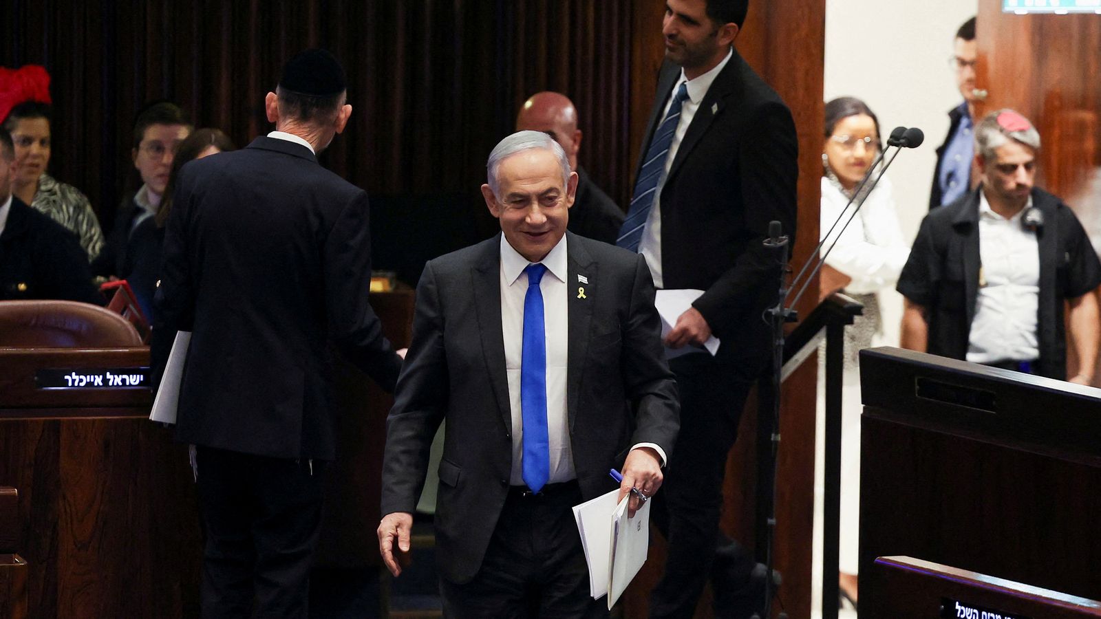 El primer ministre d'Israel Benjamin Netanyahu abandona somrient el parlament