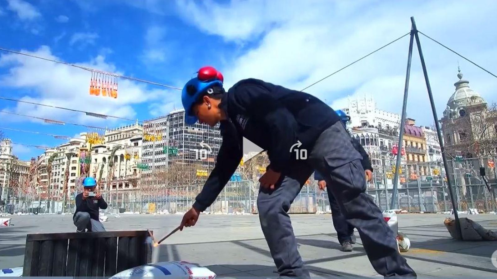 Moment de l'inici de la mascletà de diumenge 10 de març, a la plaça de l'Ajuntament de València