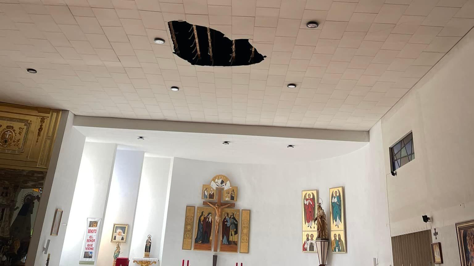 Forat que va quedar al sostre del temple en caure part de l'escaiola