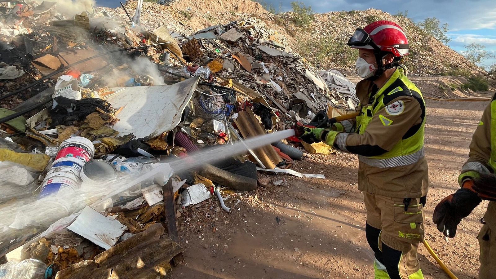 Efectius del Consorci Provincial de Bombers de Castelló treballen en l'extinció d'un incendi en una planta de reciclatge a Moncofa