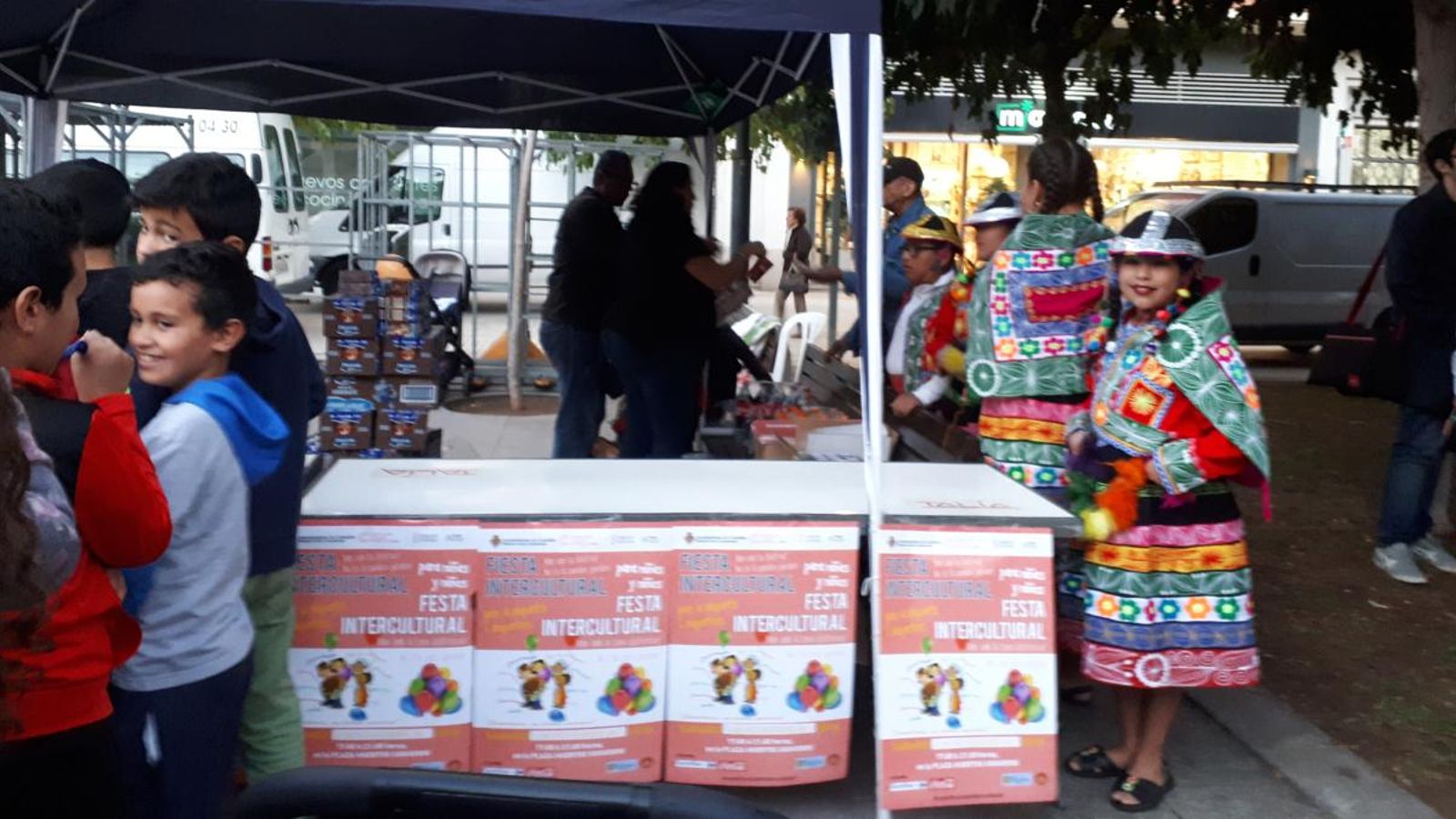 Centenars de xiquetes i xiquets han participat en els diferents tallers que s’han celebrat amb motiu de la festa intercultural