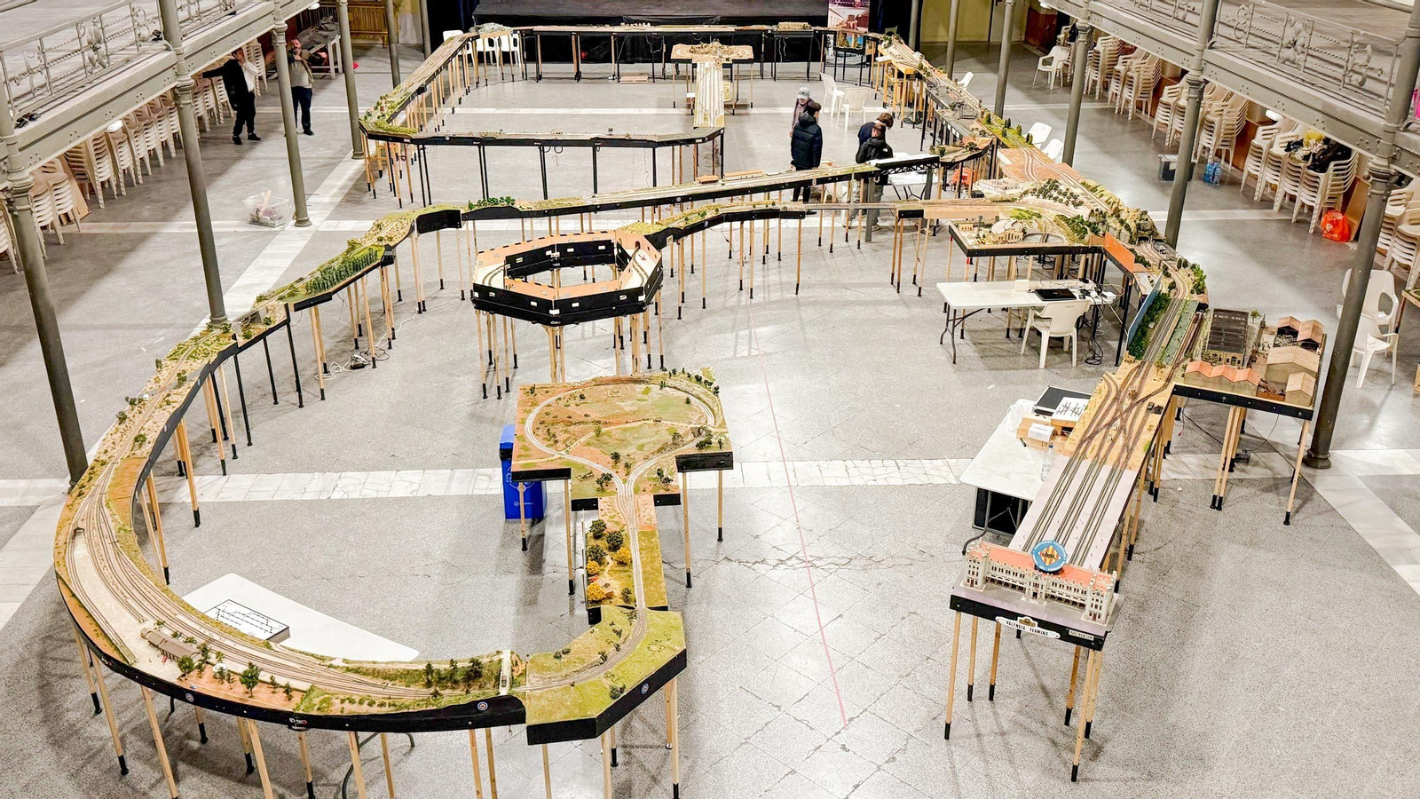 Trens, vies i estacions a escala