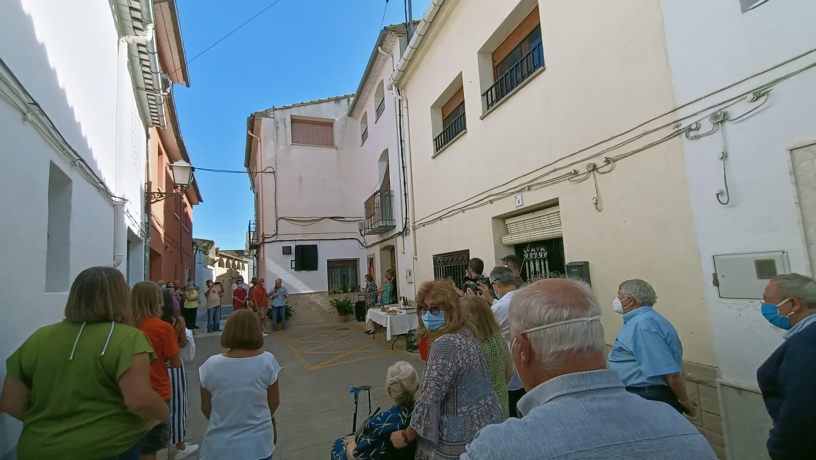 Veins i veïnes de Gaianes concentrades durant l'acte aquest matí