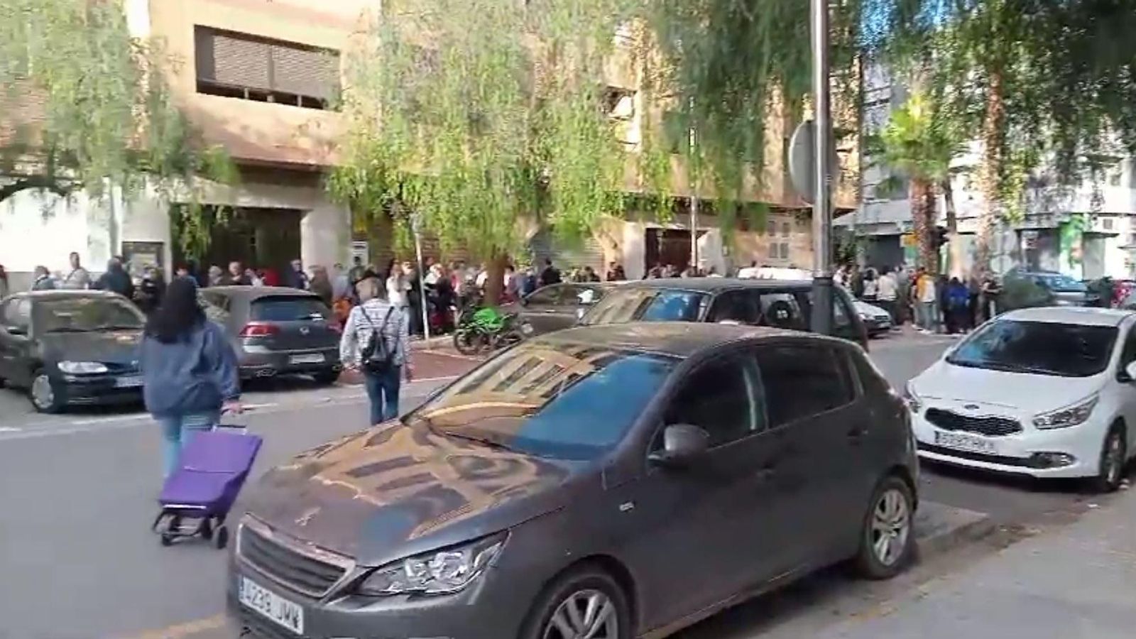 Cues a la porta d'un supermercat a Torrent