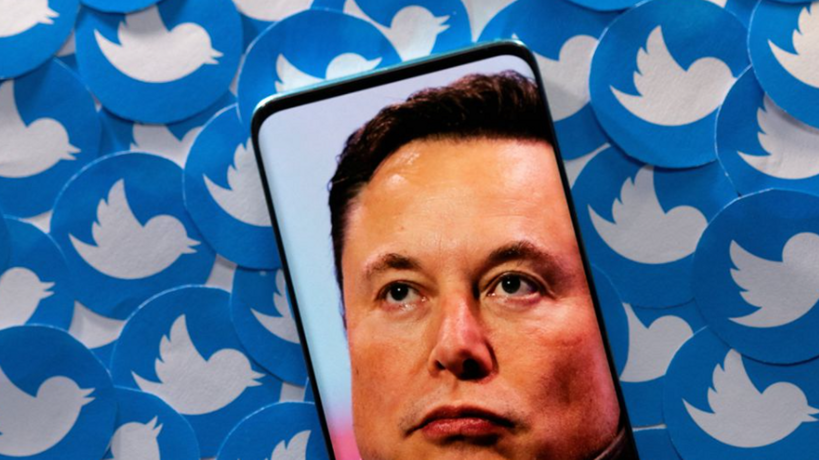Il·lustració d'una imatge de Elon Musk en un telèfon col·locat en logotips de Twitter