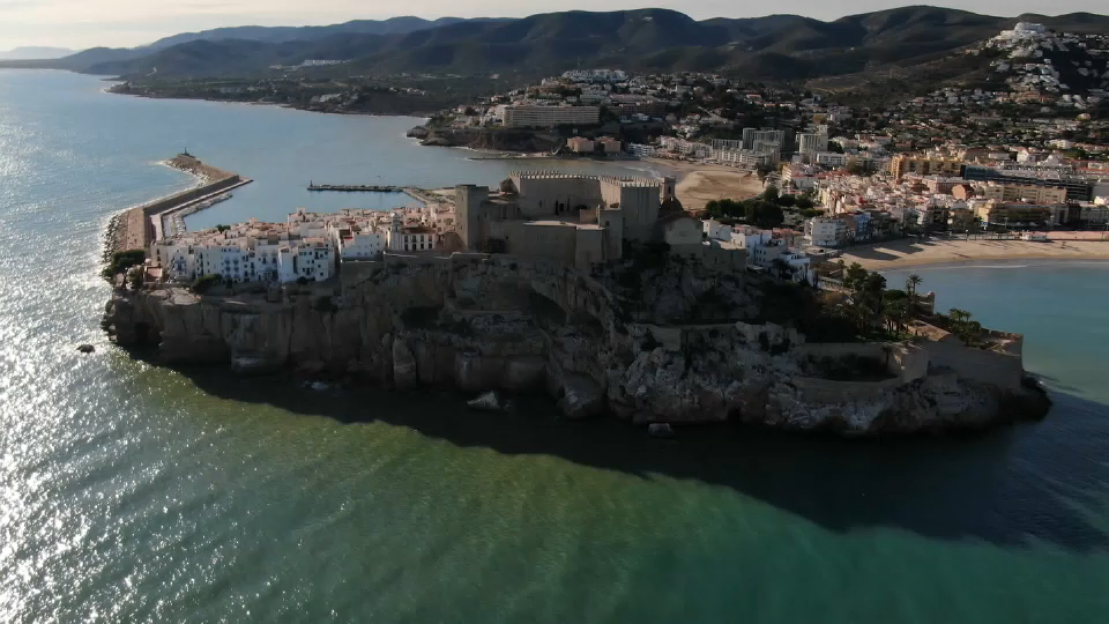 Imatge aèria del castell de Peníscola des de la mar