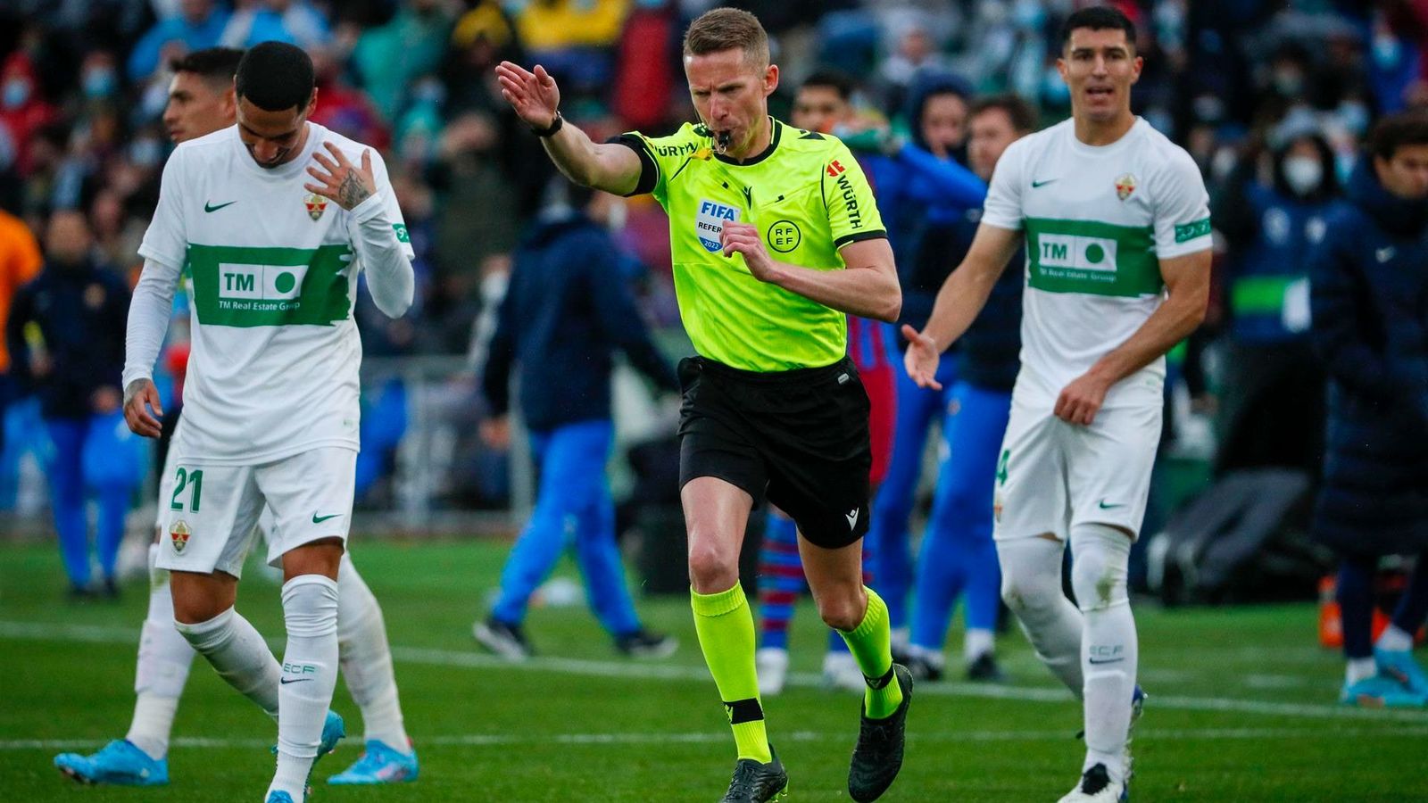 Hernández Hernández assenyala el penal després de consultar el VAR