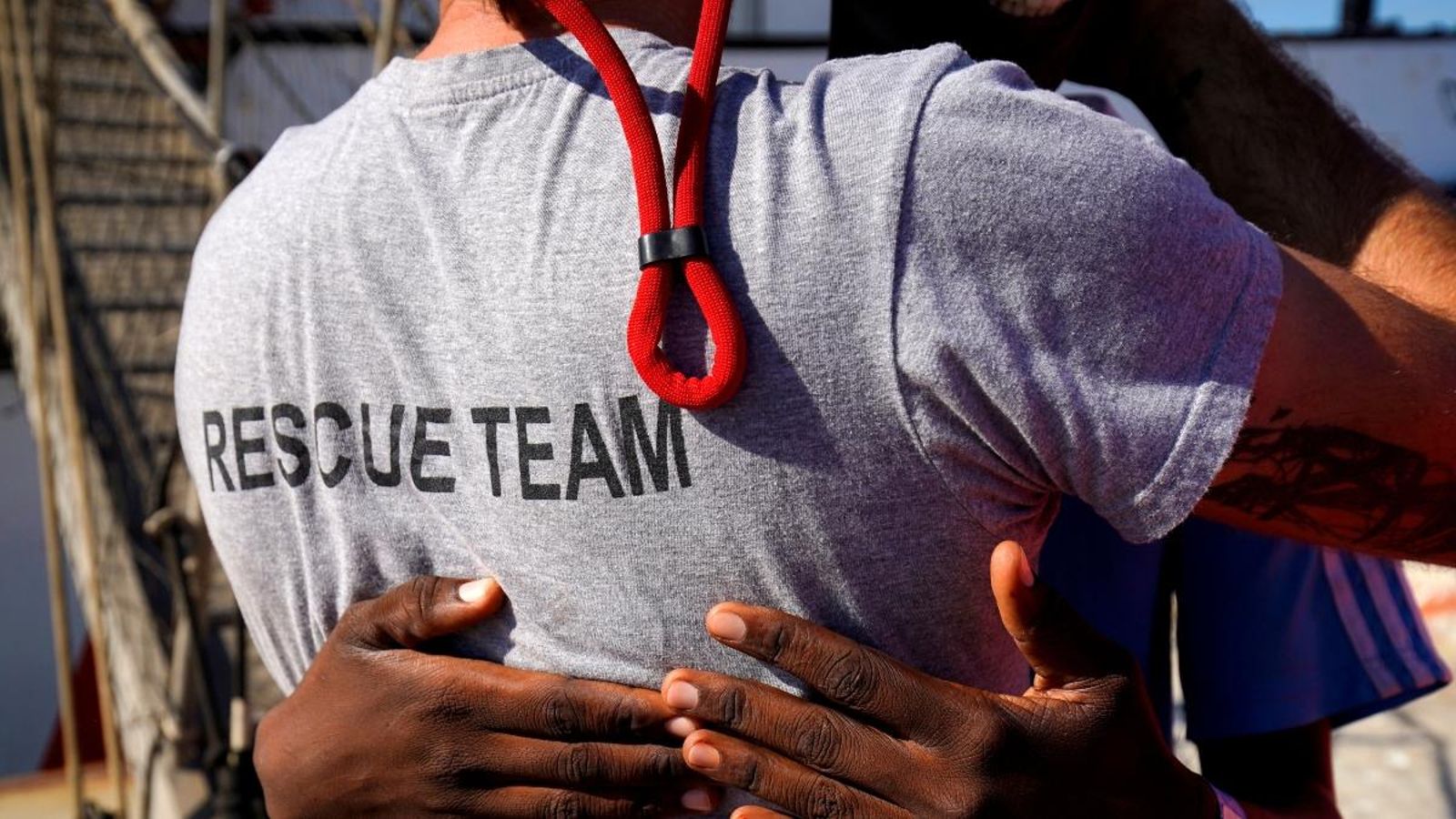 El capità de l'Open Arms, Riccardo Gatti, en l'arribada al port de Sant Roc a Algesires l'agost de 2018