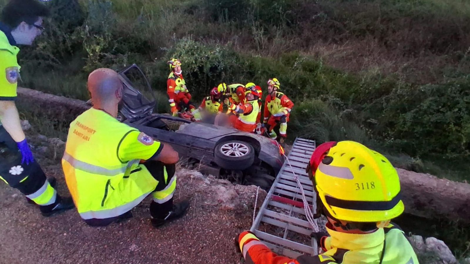 Un conductor ferit després d’eixir-se’n de la via i caure a una séquia a Albalat dels Tarongers