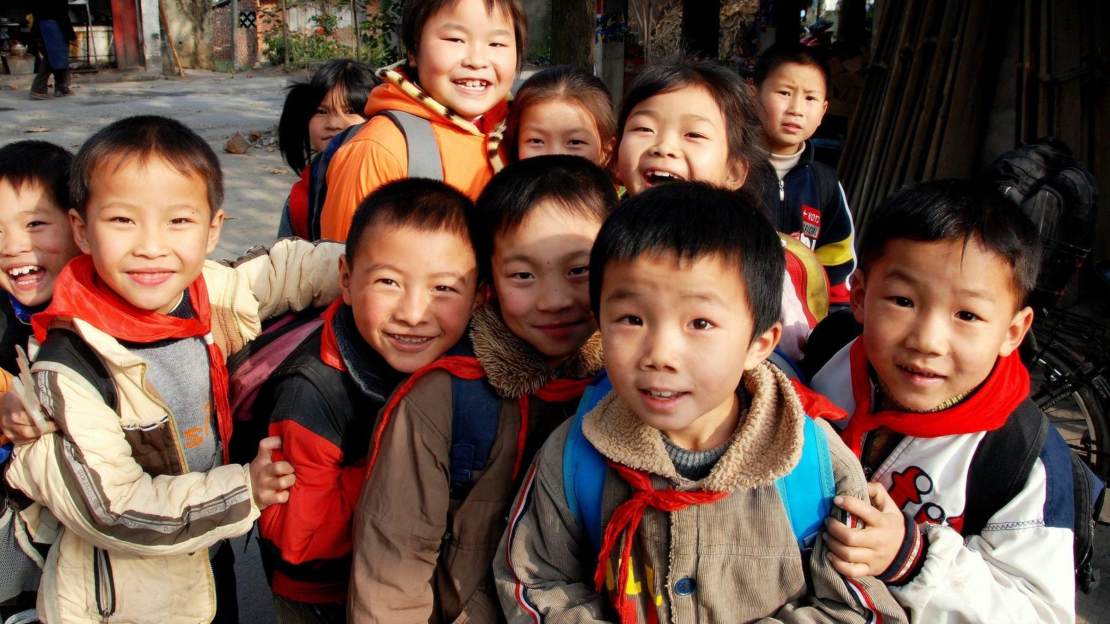 Un grup de xiquets juga a la Xina