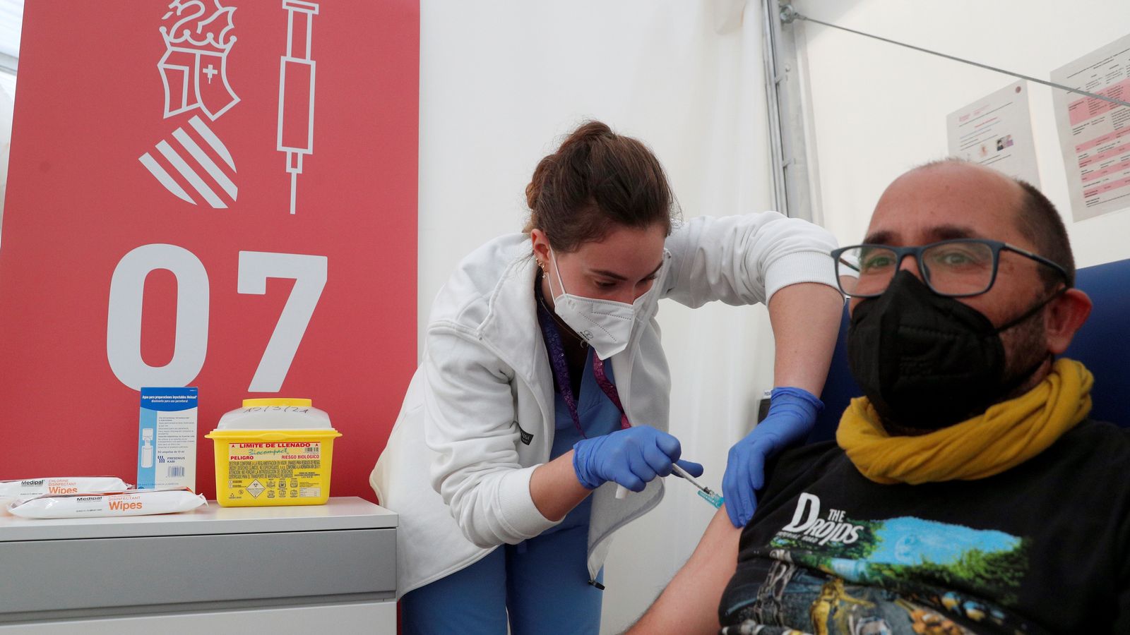 Un treballador d'un centre educatiu valencià rep la vacuna d'AstraZeneca en l'hospital de campanya de la Fe de València