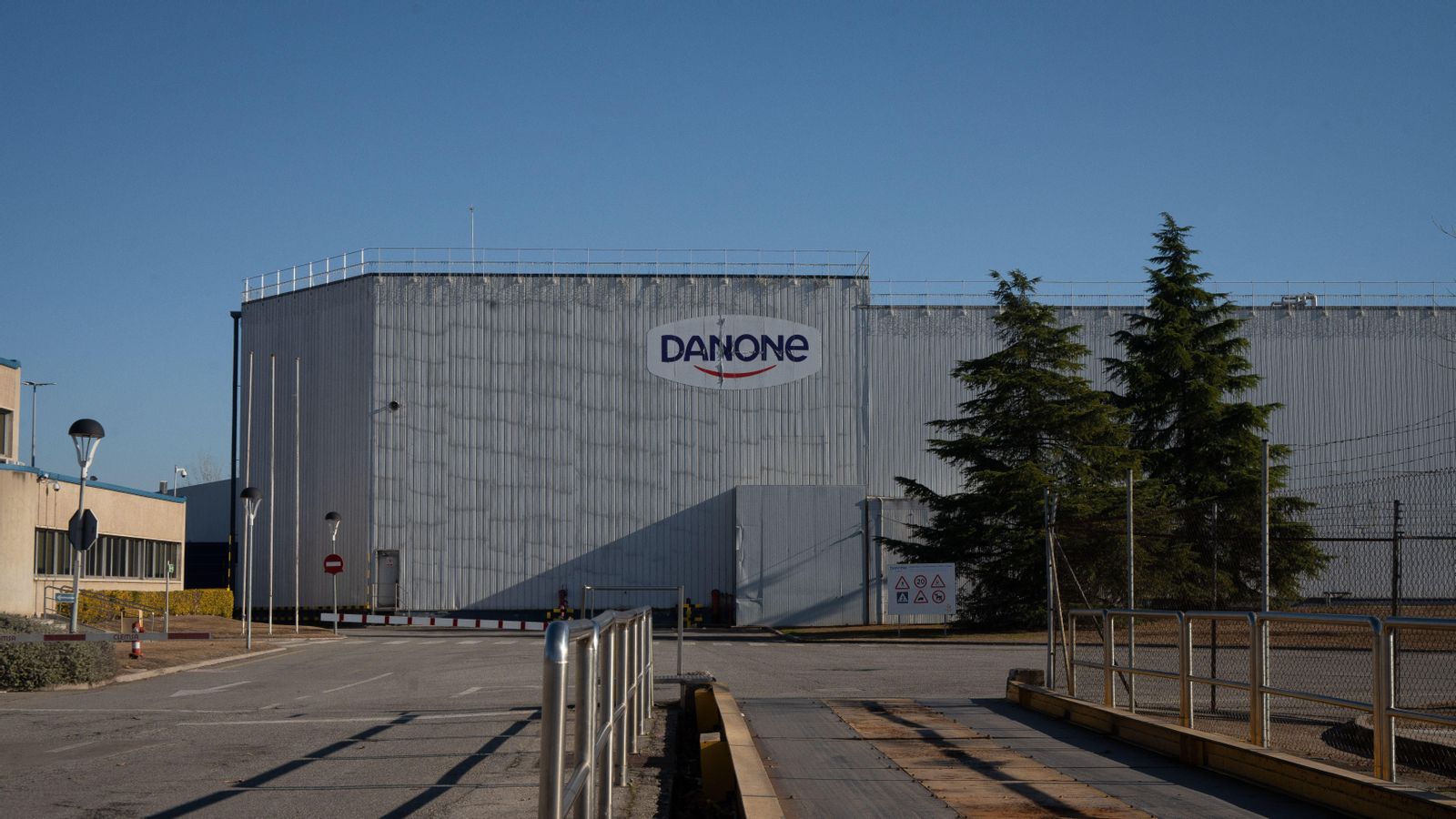 Façana de la fàbrica de Danone de Parets del Vallés, a Barcelona