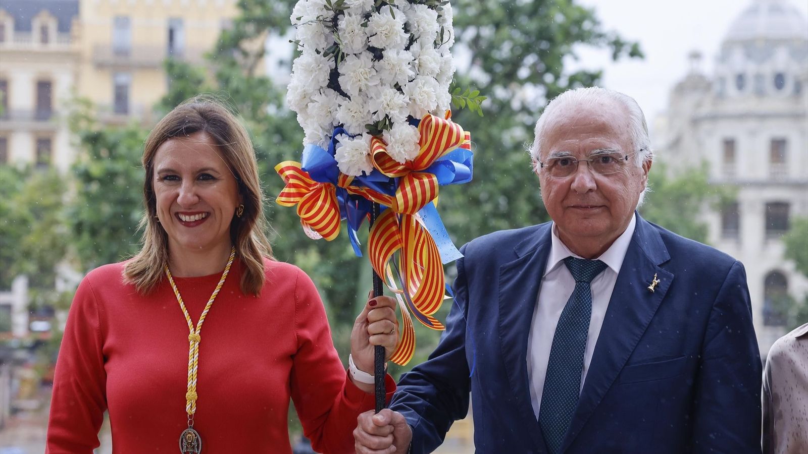 L'alcaldessa de València, María José Catalá, i els president d'Amics del Corpus, Francisco Esteve, este matí en l'entrega del pomell de flors