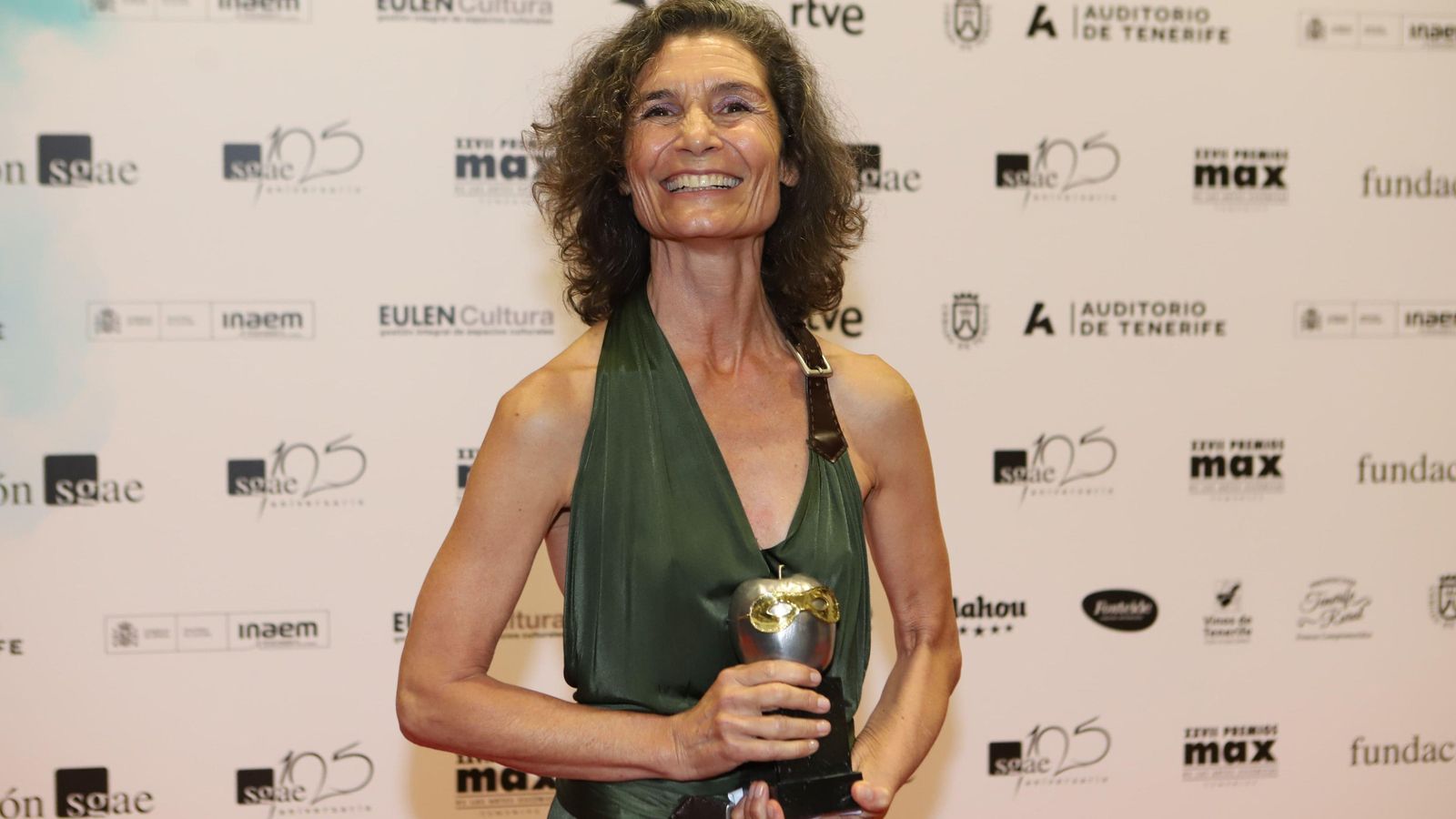 La coreògrafa Christine Cloux posa, amb el Max de millor interpret de dansa a les mans, després de la gala celebrada a Tenerife