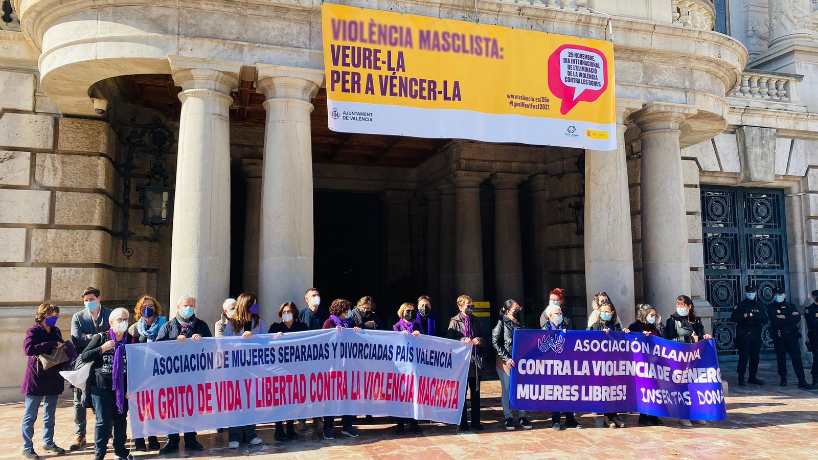 Manifestació el dia internacional de l'eliminació de la violència contra les dones davant l'Ajuntament de València