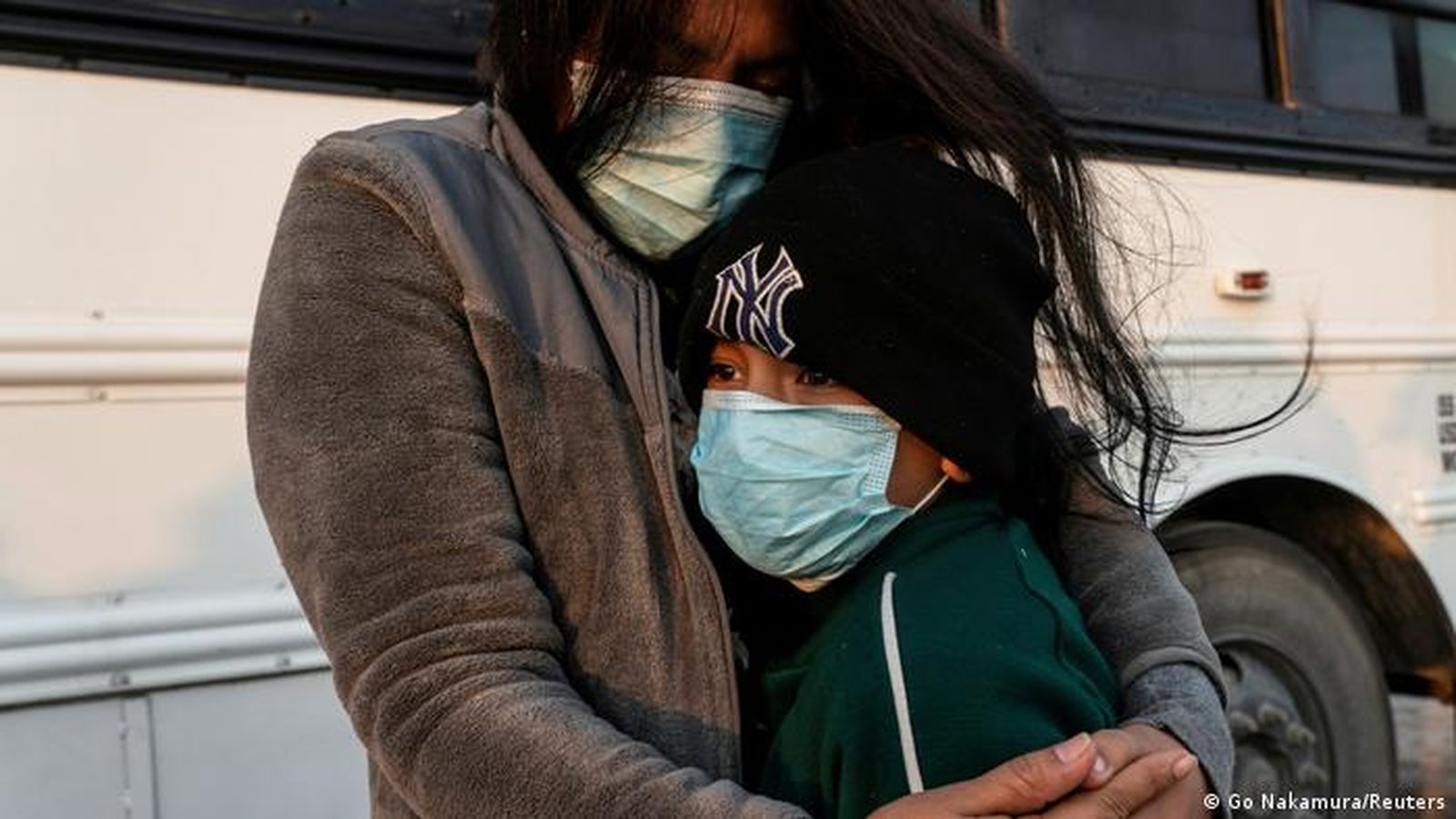 Una dona migrant abraça al seu fill en una imatge d'arxiu