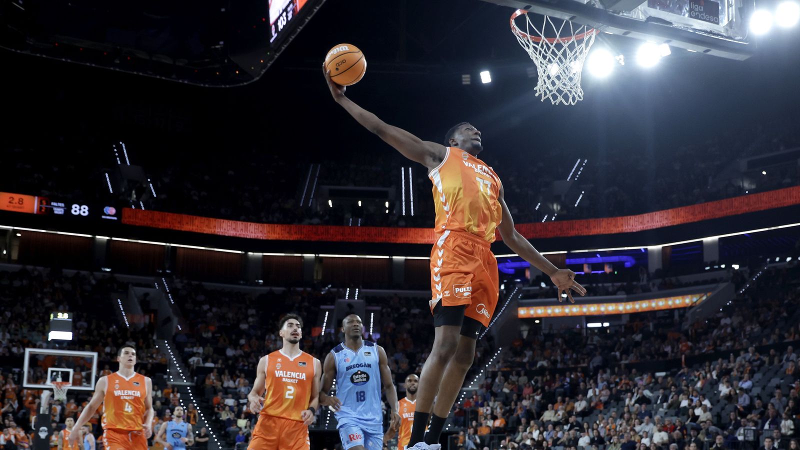 Yankuba Sima fa una esmaixada en el partit contra el Breogán