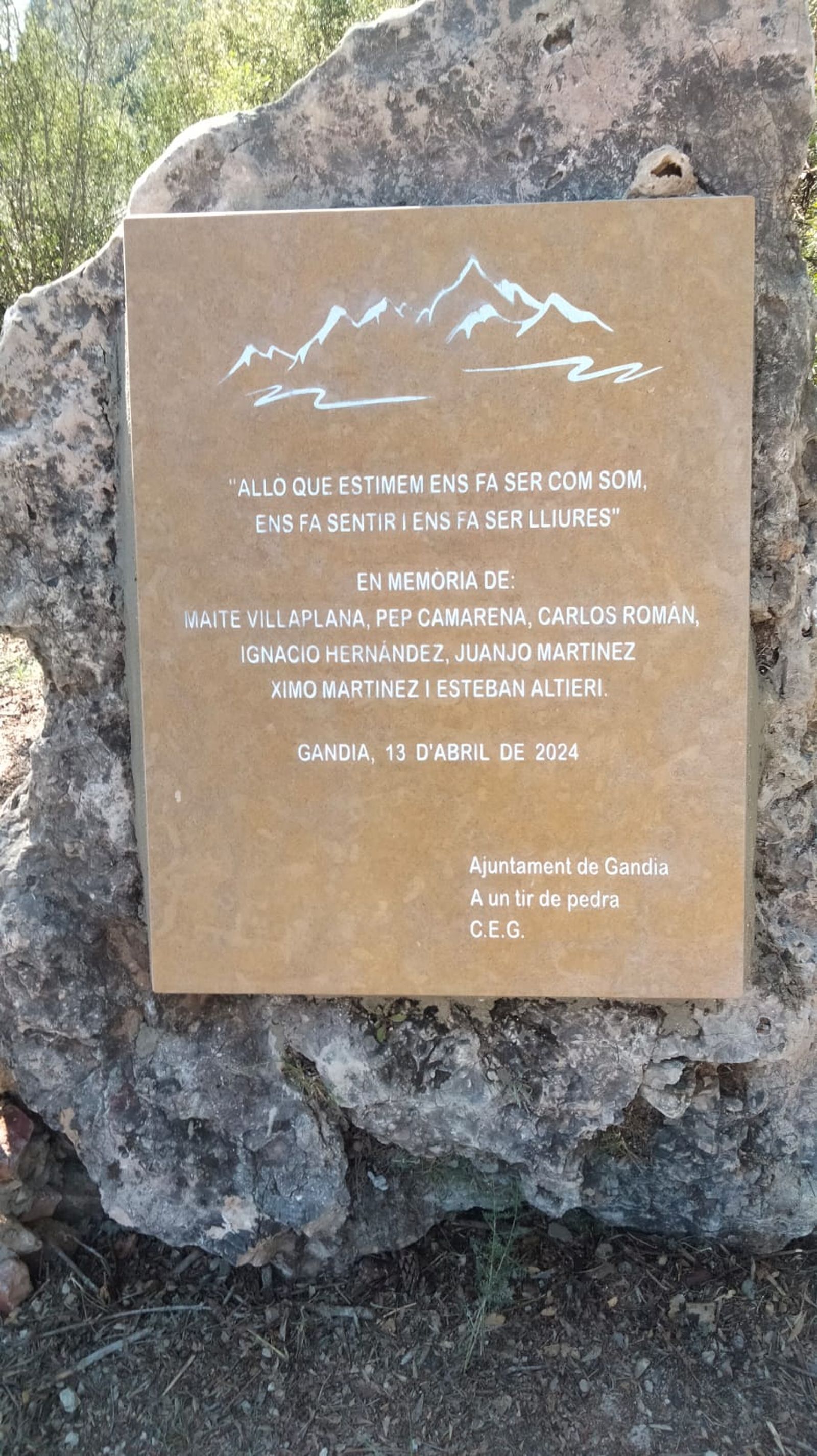 Una placa als peus del Mondúver, i altra a Gredos recorden els sis muntanyers
