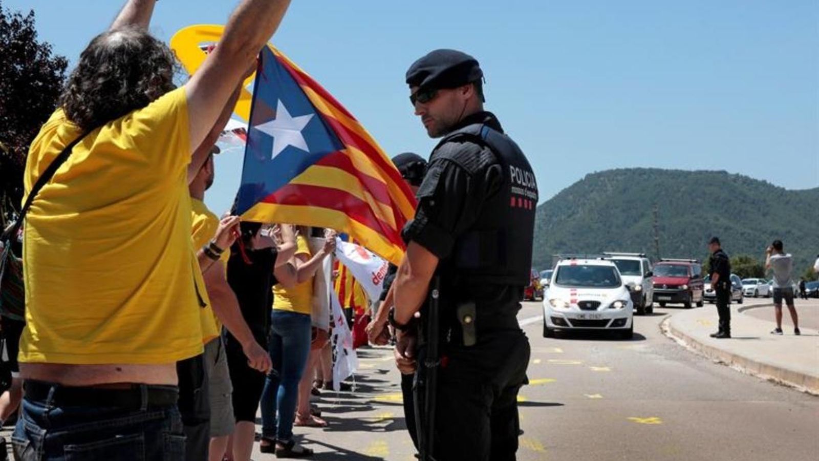 Grups de simpatitzants i CDR donant la benvinguda als polítics empresonats quan entraren a persó fa un any