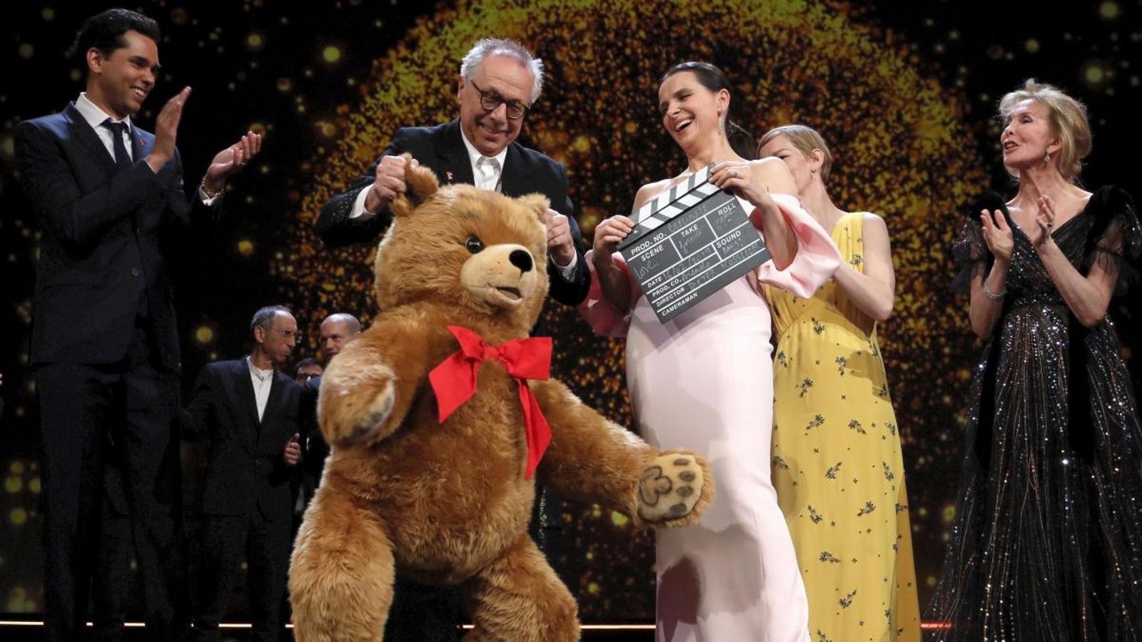 El director del festival Dieter Kosslick, amb una de les membres del jurat del festival, Juliette Binoche